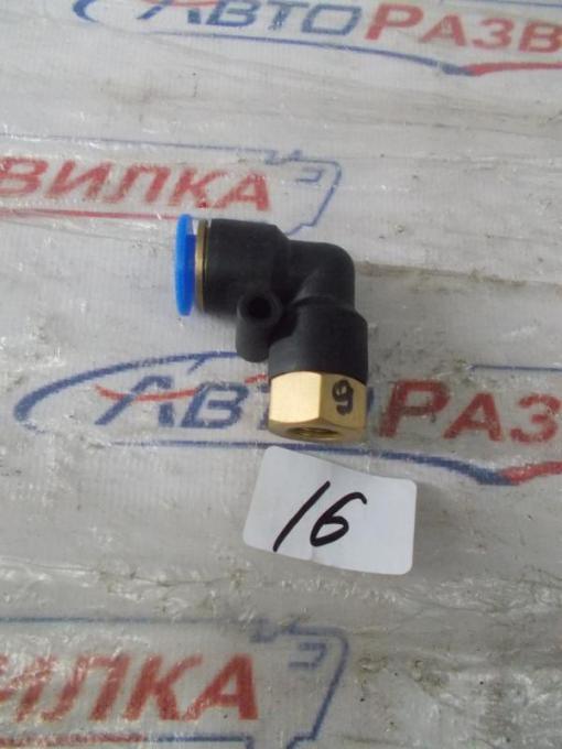 Соединитель трубок угловой внутренняя резьба 10мм М10х1 220174